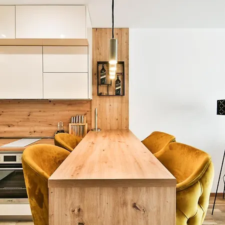 The Shangri-la Flat 圣君士坦丁和海伦那