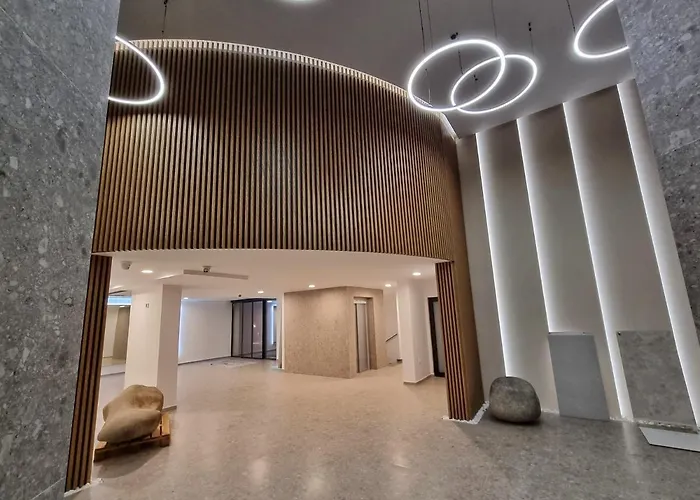 The Shangri-la Flat דירה